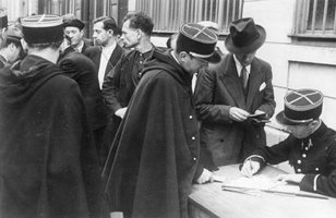 French Jews forced to register with the authorities in Paris.JPG