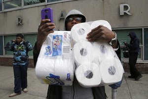 Looting-selfie-Baltimore.jpg
