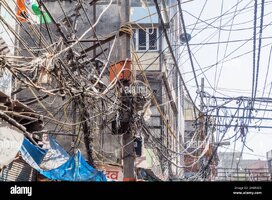 chaotic-mess-of-electric-cables-in-the-center-of-delhi-india-2H0RXE5.jpg