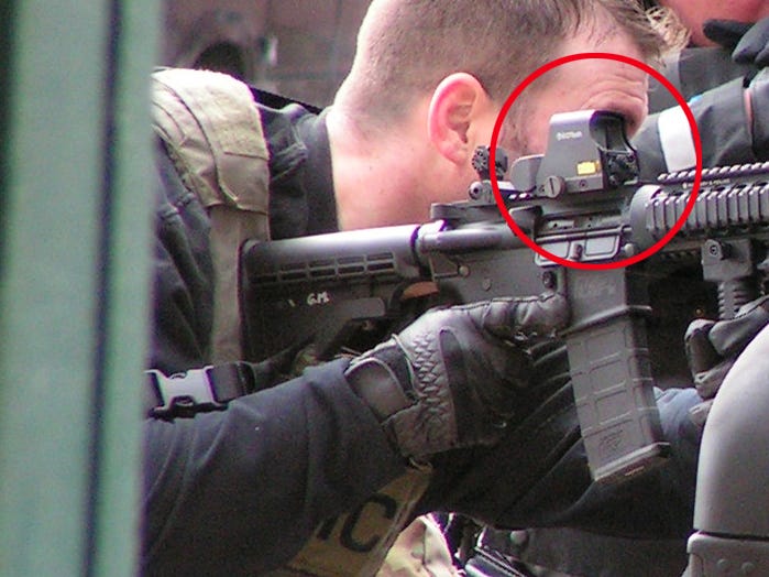 swat-officer-at-armed-standoff-has-his-rifle-sight-on-backward.jpg