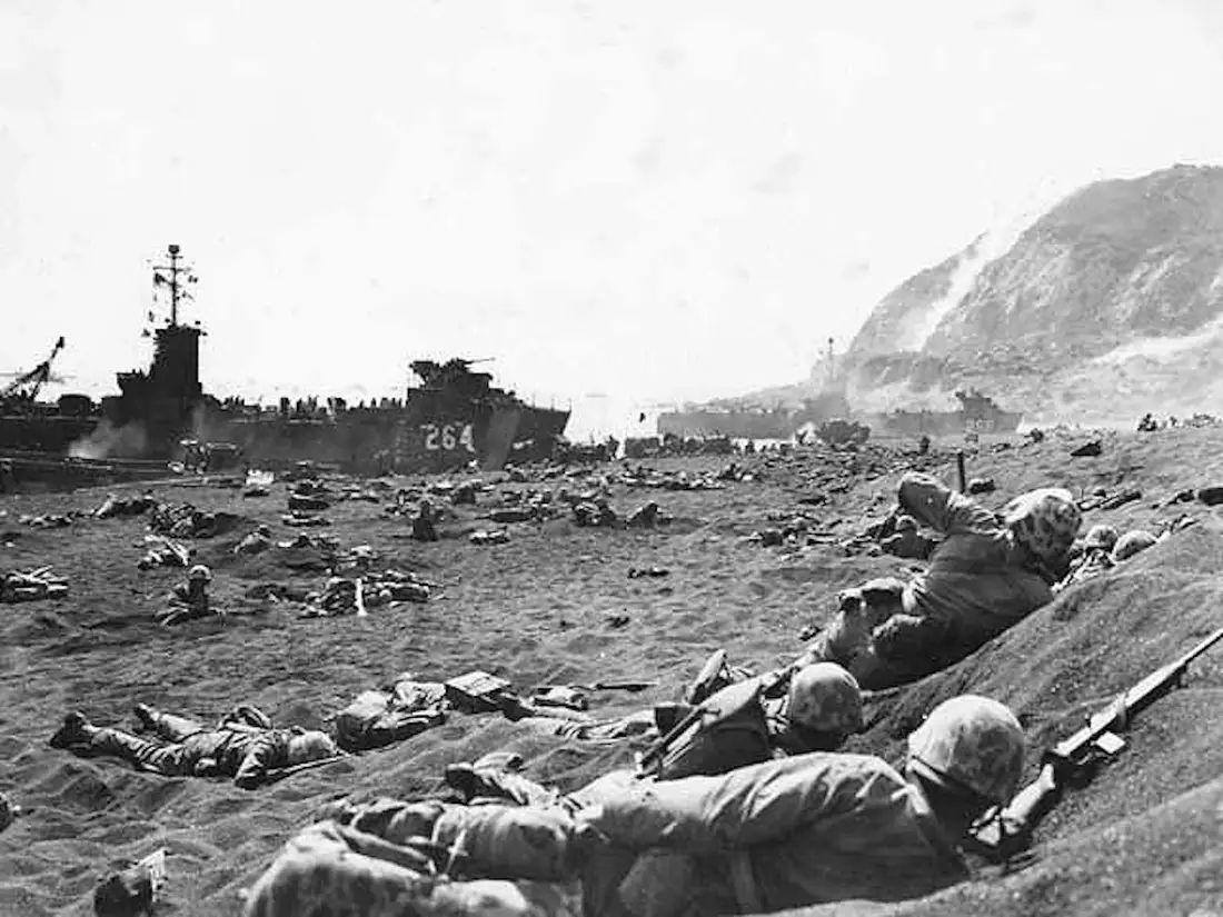 Marines_burrow_in_the_volcanic_sand_on_the_beach_of_Iwo_Jima.jpg