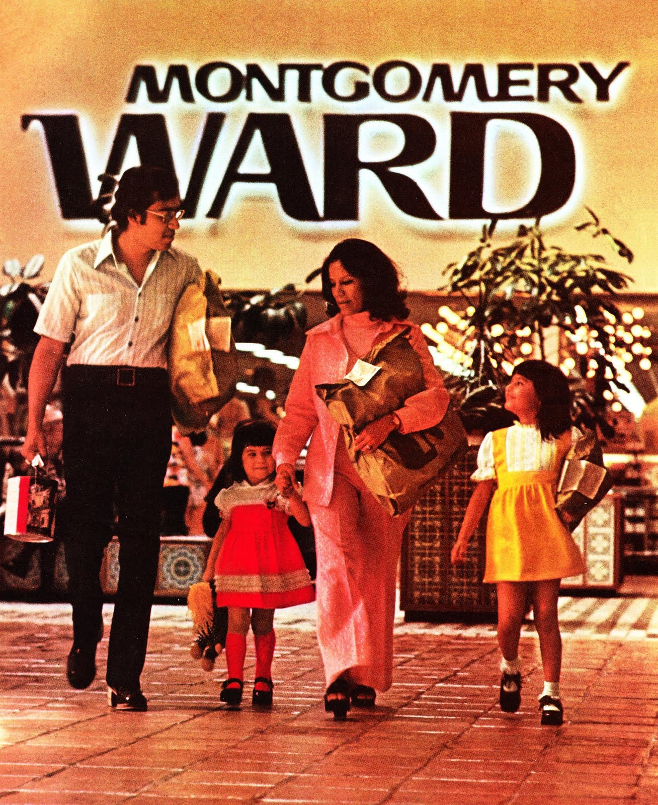 montgomery+ward+1974a+pleasantfamilyshopping.jpg