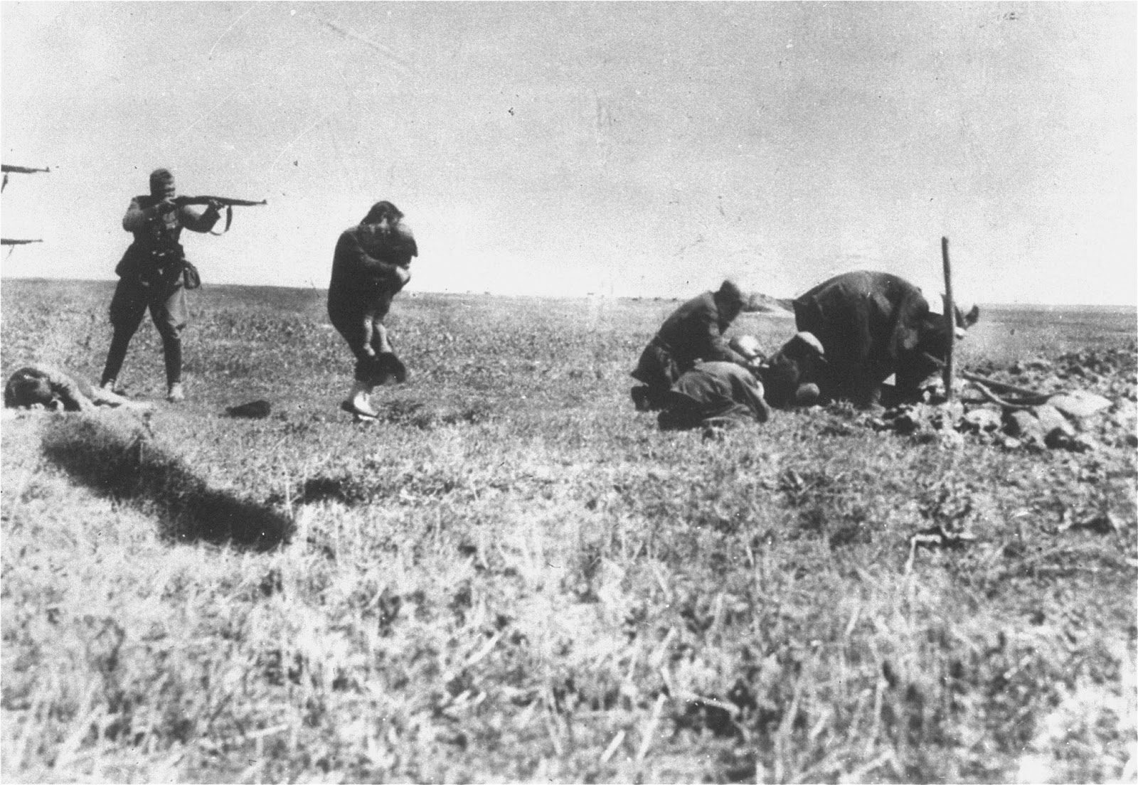 EXECUTIONS+OF+KIEV+JEWS+BY+GERMAN+ARMY+MOBILE+KILLING+UNITS,+1942.jpg